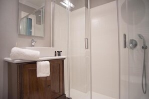 Dusche, Haartrockner, Handtücher, Toilettenpapier