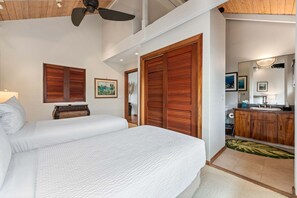 3 bedrooms, iron/ironing board, free WiFi, bed sheets - 🏖️Air-Conditioned Ocean Front Hawaii Townhome! | Sleeps 6 (Kailua Kona)