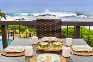 Outdoor dining - 🏖️Air-Conditioned Ocean Front Hawaii Townhome! | Sleeps 6 (Kailua Kona)