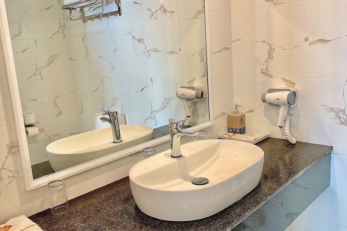 deluxe triple room, balcony, sea view | bathroom sink