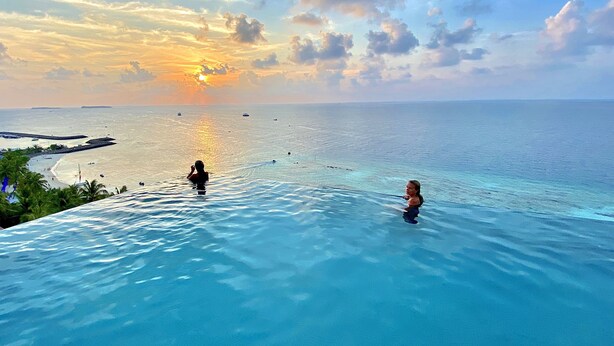 A pool with a view of the ocean and a sunset. - Kaani Palm Beach (Maafushi)