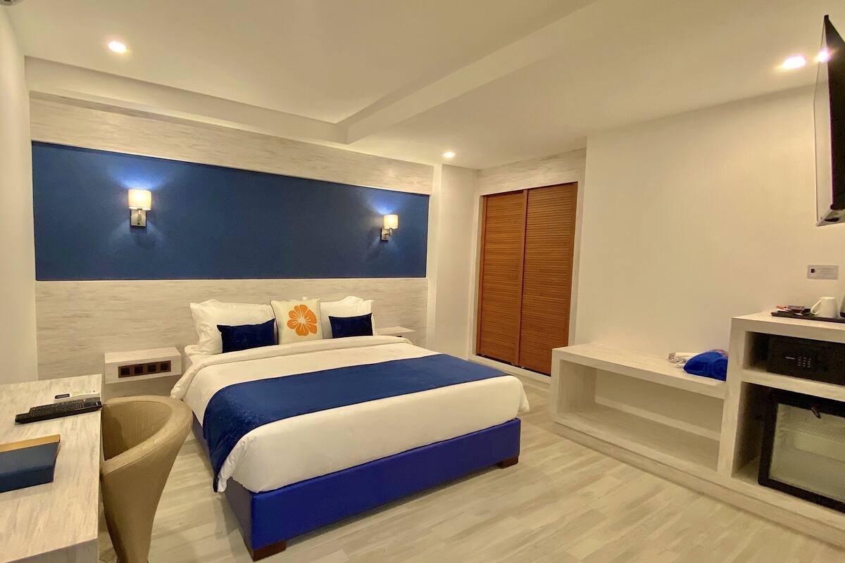 Standard Deluxe Room (Excludes Window Access) | 迷你吧、客房內保險箱、書桌、筆電工作空間