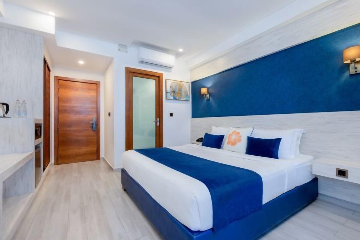 Minibar, caja de seguridad en la habitación y escritorio 