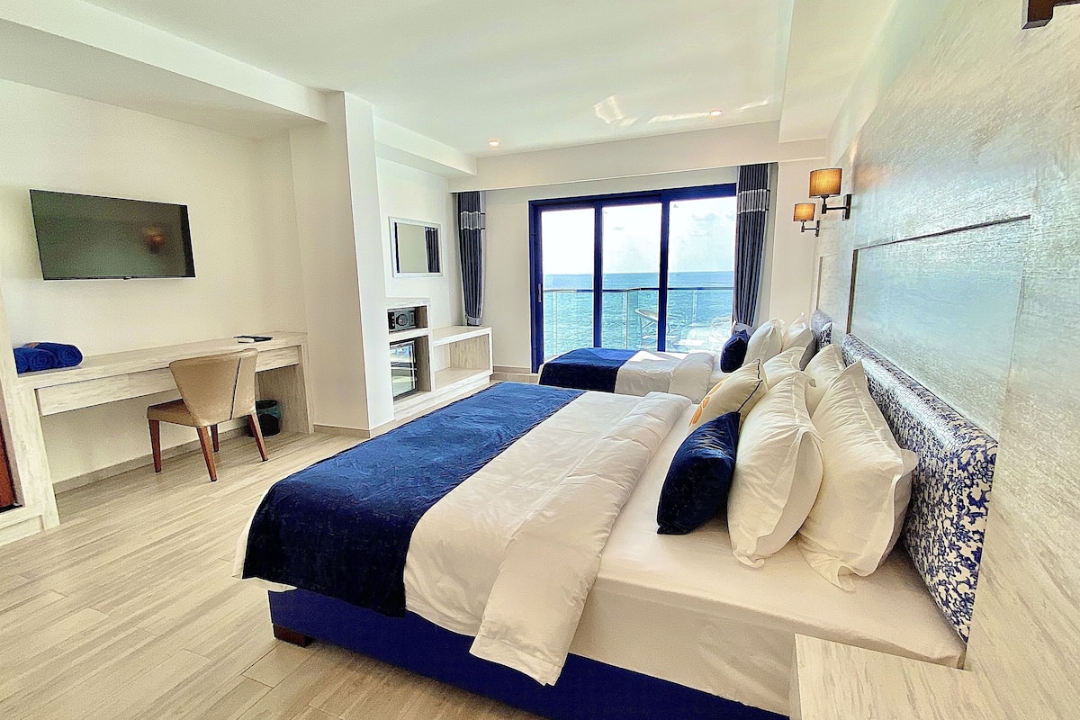 deluxe triple room, balcony, sea view | 1 bedroom, minibar, in-room safe, individually furnished