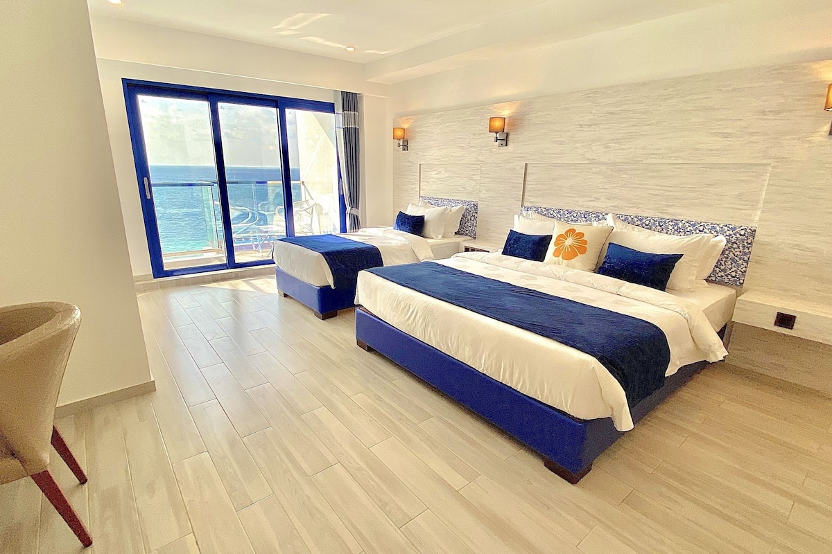 deluxe triple room, balcony, sea view | 1 bedroom, minibar, in-room safe, individually furnished