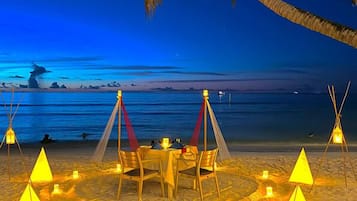 Se sirven desayunos, comidas y cenas con vista a la playa