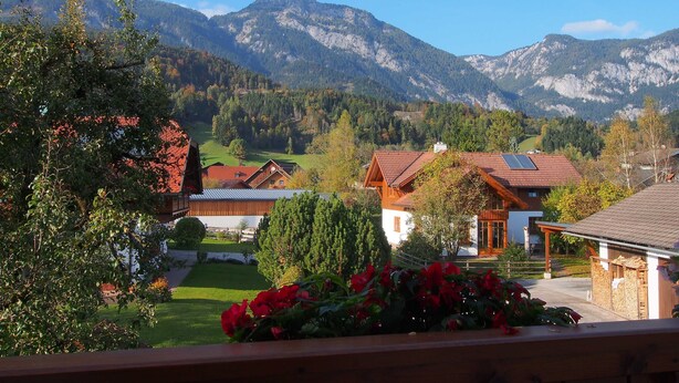 A mountain landscape with houses and a garden. - Apartment Kufstein, Luser - guest house Hartweger (Weißenbach)