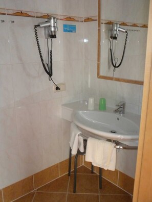 Douche, sèche-cheveux, serviettes fournies