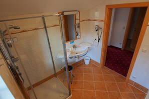 Dusche, Haartrockner, Handtücher