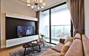 Deluxe Apartment, 2 Bedrooms, Non Smoking, Tower | Living area - Vinhomes Metropolis by QMP (Hanoi)