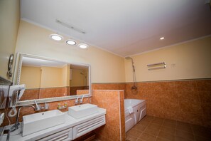 Quarto casal luxo | Frigobar, individualmente mobiliados, escrivaninha