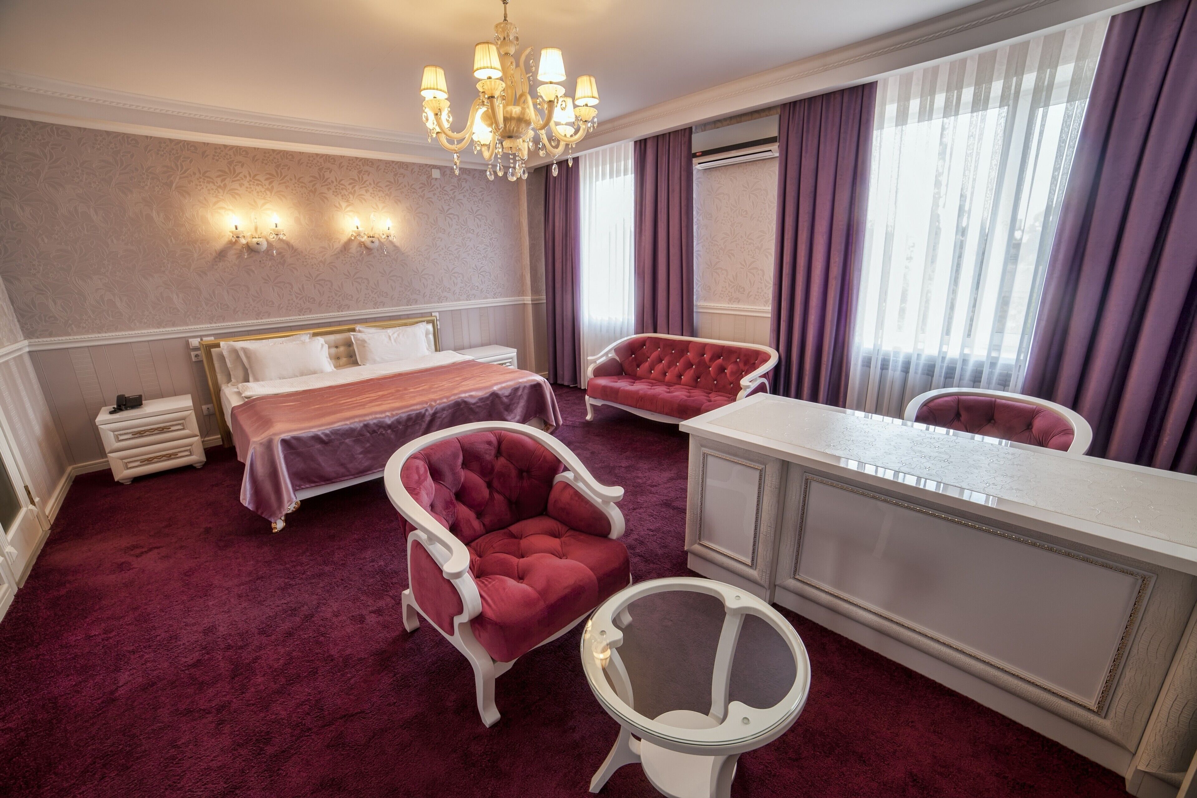 Luxury Suite | Minibar, individually furnished, desk, laptop workspace