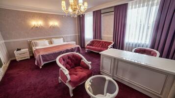 Luxury Suite | Minibar, individually furnished, desk, laptop workspace