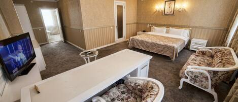 1 habitación, minibar, muebles diferentes y escritorio