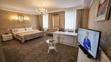 Suite Mewah | Minibar, dilengkapi dengan perabotan berbeda-beda, dan meja kerja