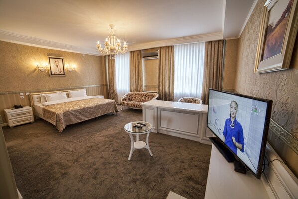 Luxury Suite | Minibar, individually furnished, desk, laptop workspace