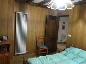 3 bedrooms, iron/ironing board, bed sheets