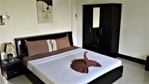 4 bedrooms, in-room safe, WiFi, bed sheets