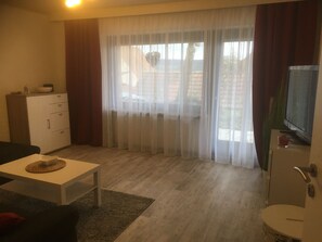 TV, stereo - Cozy apartment in the Buckenhofen district (Buckenhofen)