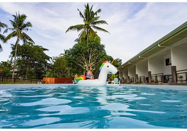 屋外プール、営業時間 9:30 ～ 21:00、プール パラソル、サンラウンジャー