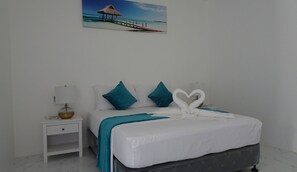 デラックス ルーム | 低刺激性寝具、ミニバー、デスク、遮光カーテン