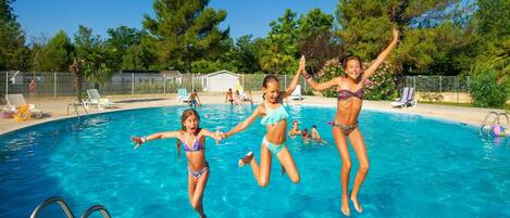 Alberca al aire libre y alberca climatizada