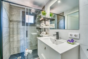 Dusche, Haartrockner, Handtücher