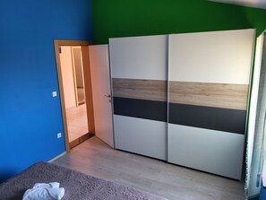 3 عدّة غرف نوم وواي فاي مجانًا و�ملاءات أسرّة