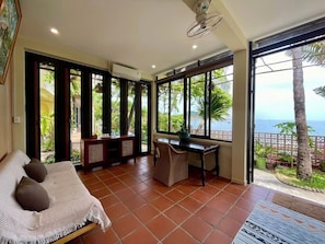 클래식 트리플룸 | 거실 공간