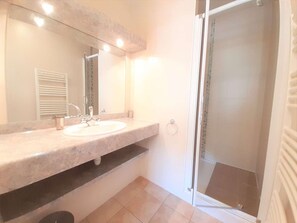 Een haardroger, handdoeken