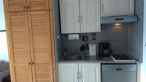 Réfrigérateur, surface de cuisson, lave-vaisselle