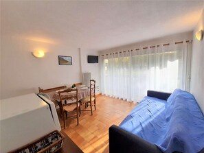 TV - Cozy T2 Apartment for 6 with Balcony, Ski Locker & Parking in Saint-Lary-Soulan (Saint-Lary-Soulan)
