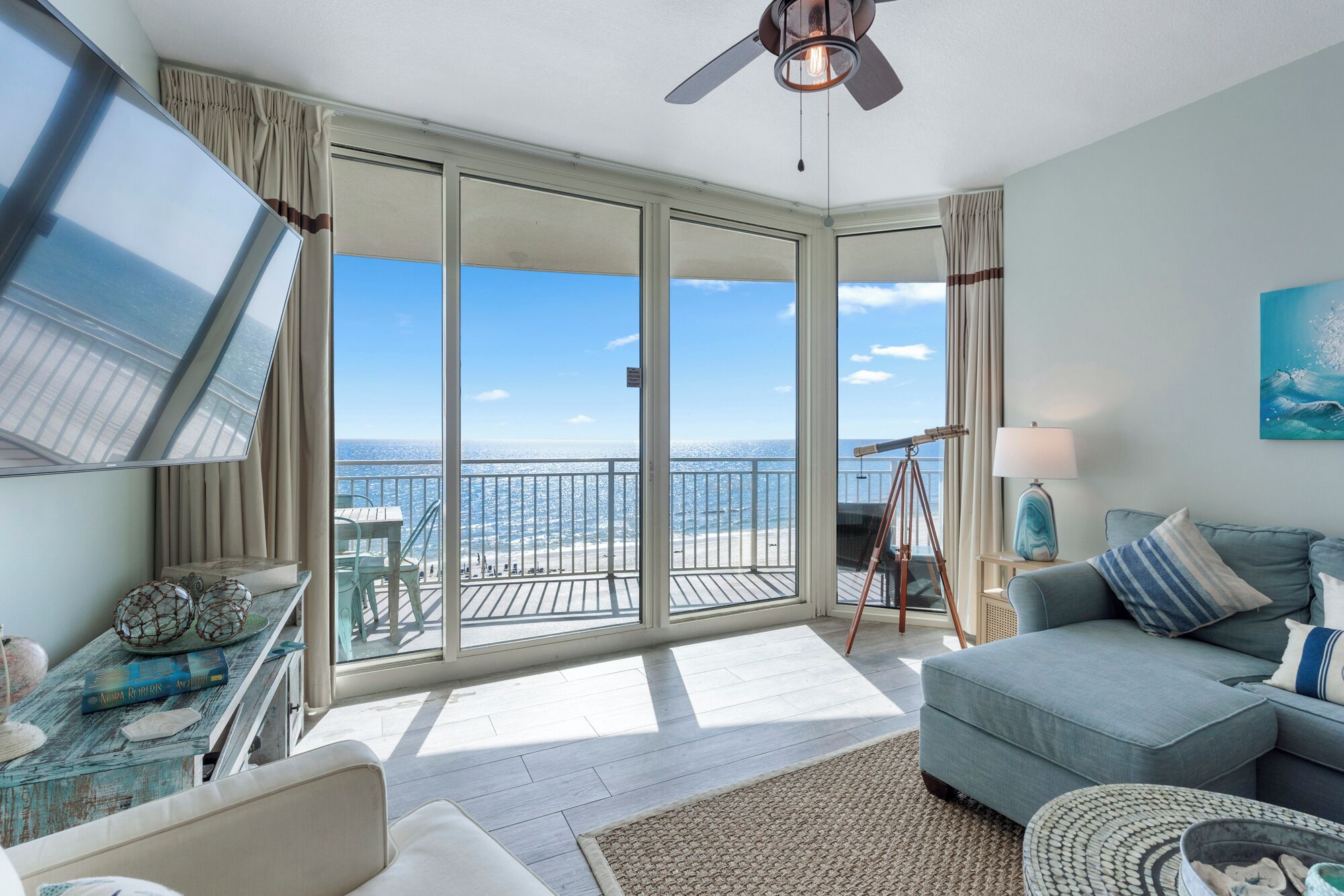 Una televisión, un reproductor de DVD