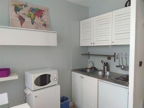 Réfrigérateur, micro-ondes, plaque de cuisson, bouilloire électrique