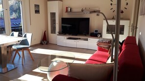 TV, books - Apartment with pool, parking space, south-facing balcony, sauna, from May-Oct. Mountain railway ticket incl. (Tiefenbach)