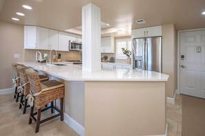 Réfrigérateur, four à micro-ondes, un four, surface de cuisson