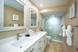 Ducha, secador de pelo y toallas