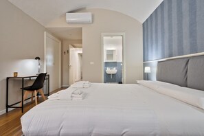 4 bedrooms, desk, iron/ironing board, WiFi