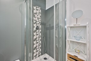 Dusche, Haartrockner, Bidet, Handtücher