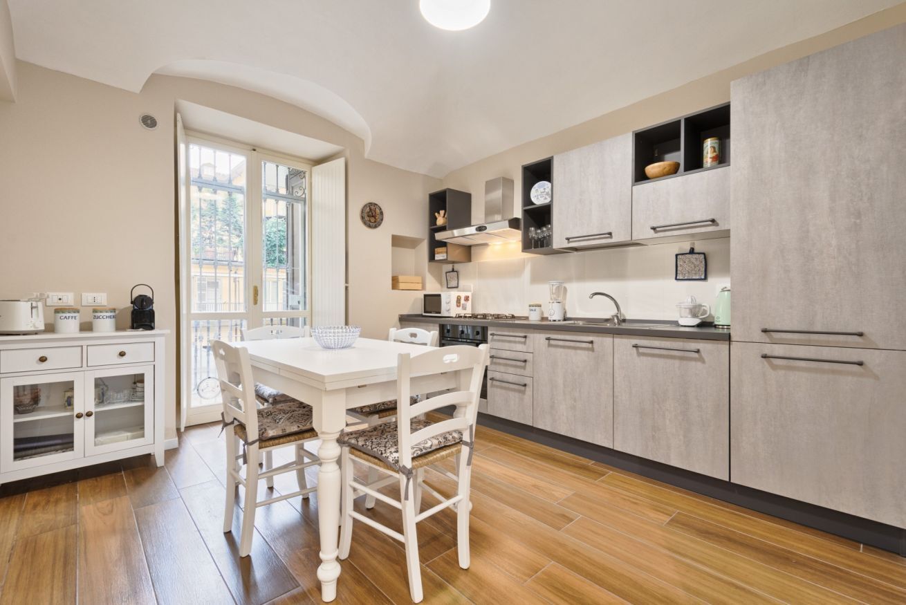 Une cuisine moderne avec une table à manger, des chaises et des placards intégrés.