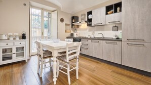 Une cuisine moderne avec une table à manger, des chaises et des placards intégrés.