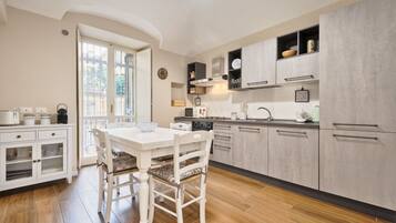 Fridge, microwave, oven, stovetop