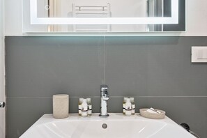 Regadera, secadora de cabello, bidet, toallas 