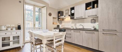 冷蔵庫、電子レンジ、オーブン、コンロ