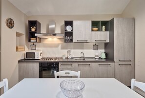 Réfrigérateur, four à micro-ondes, un four, surface de cuisson