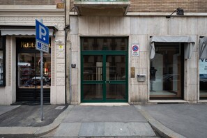 Exterior detail - GuestHost - Comfortable and cozy apartment full of design details that can accommodate up to 6 people! Located at Porta Palazzo area, a multi-ethnic neighborhood and set of the oldest flea market in Italy, the historic Balon on Saturday morning. Torino-D (Torino)