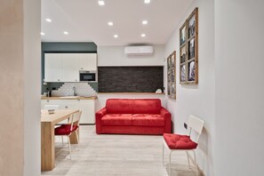 Interior - GuestHost - Comfortable and cozy apartment full of design details that can accommodate up to 6 people! Located at Porta Palazzo area, a multi-ethnic neighborhood and set of the oldest flea market in Italy, the historic Balon on Saturday morning. Torino-D (Torino)