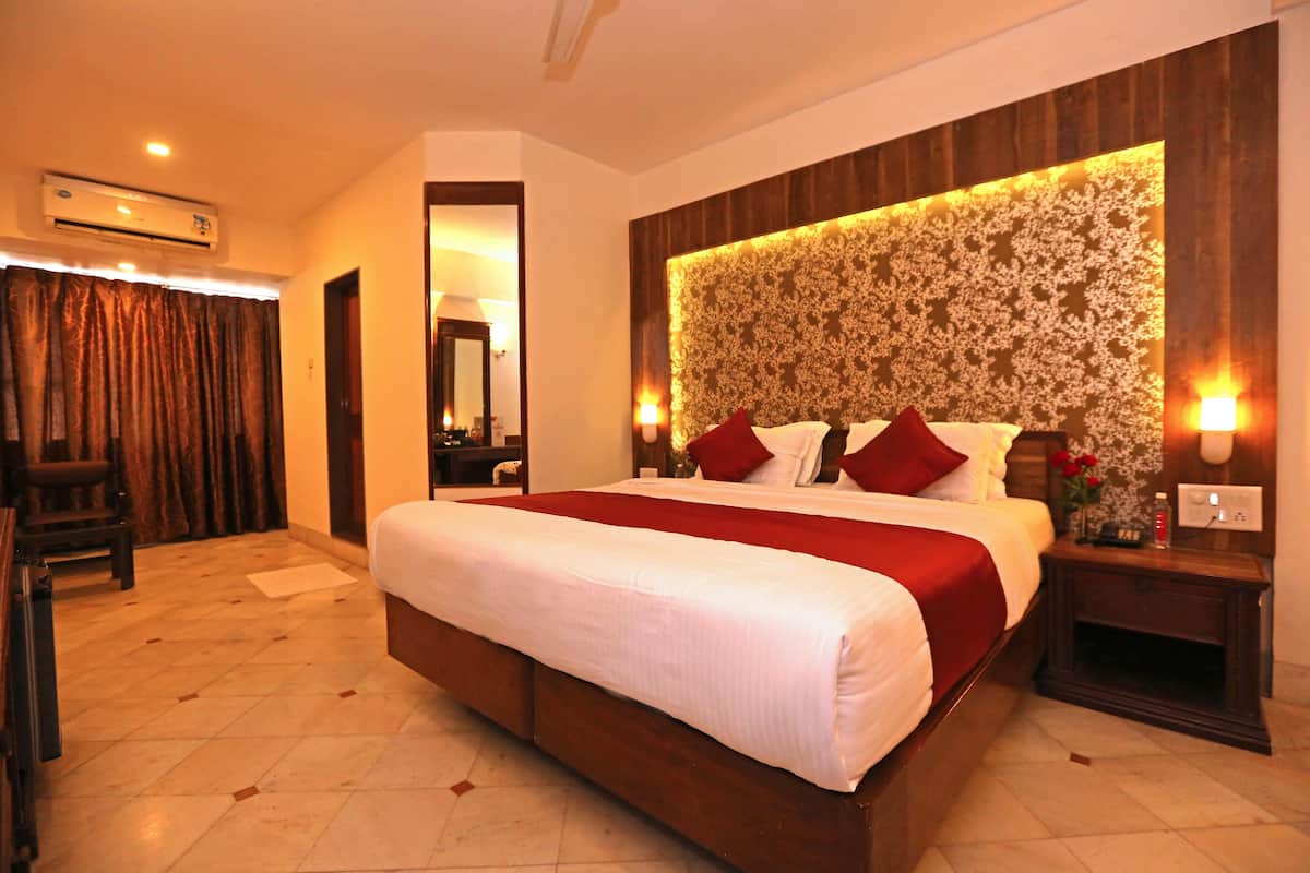 Deluxe Room | 1 bedroom, in-room safe, soundproofing, iron/ironing board (on request)