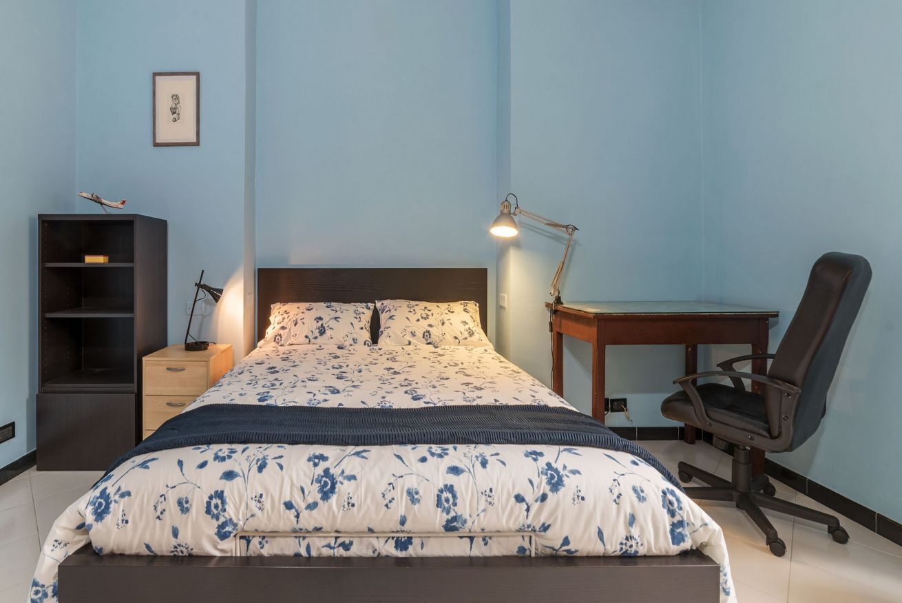 1 dormitorio, tabla de planchar con plancha, wifi y ropa de cama