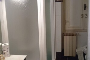Bañera con ducha, secador de pelo, bidet